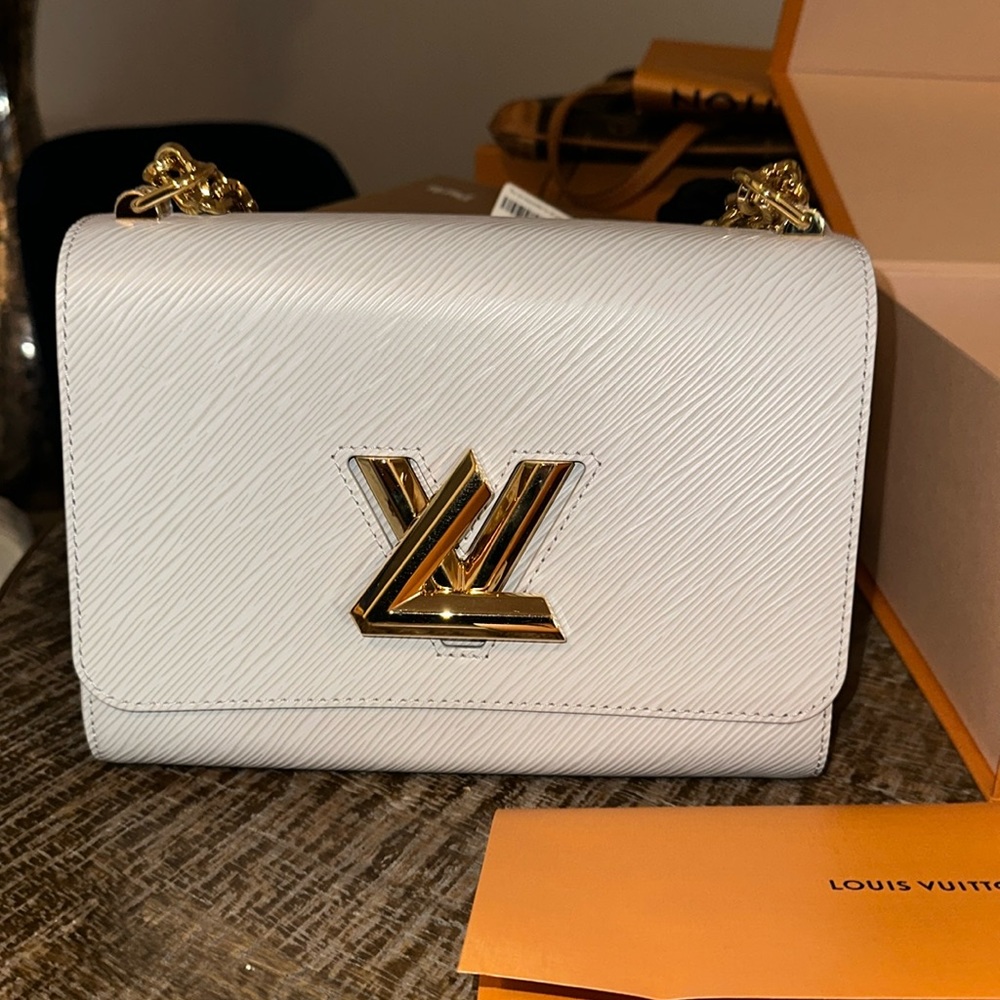 Louis Vuitton Twist MM Shoulder and Cross Body Bag. In great condition.
